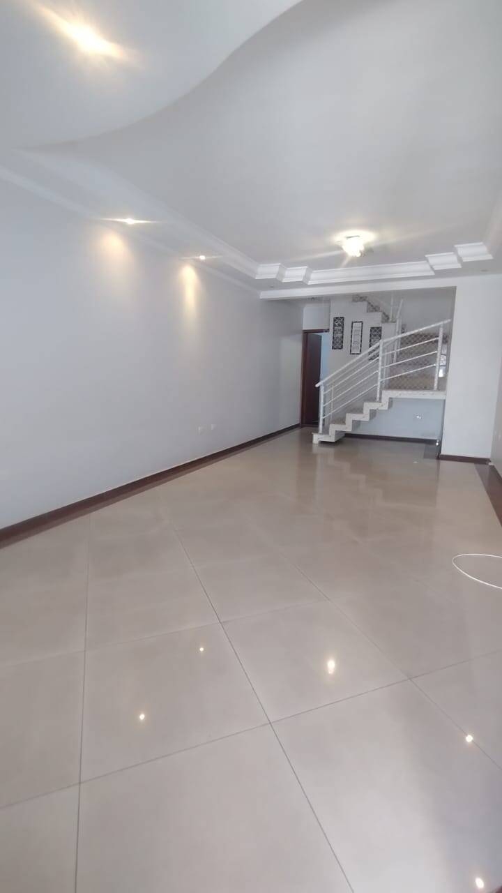 Casa para alugar com 3 quartos, 130m² - Foto 1