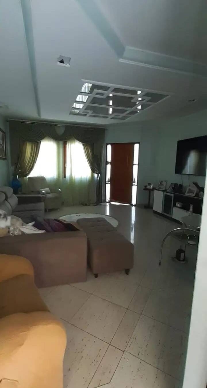 Sobrado à venda com 3 quartos, 236m² - Foto 1