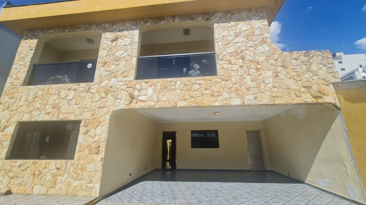 Sobrado à venda com 4 quartos, 300m² - Foto 1