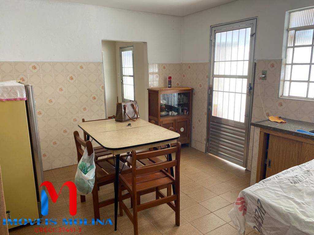 Casa à venda com 2 quartos, 258m² - Foto 1