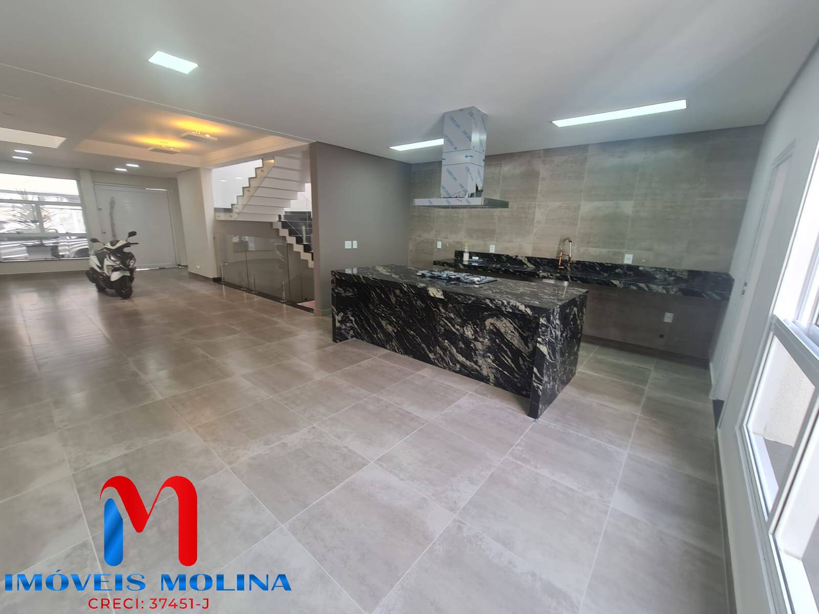 Sobrado à venda com 3 quartos, 300m² - Foto 1